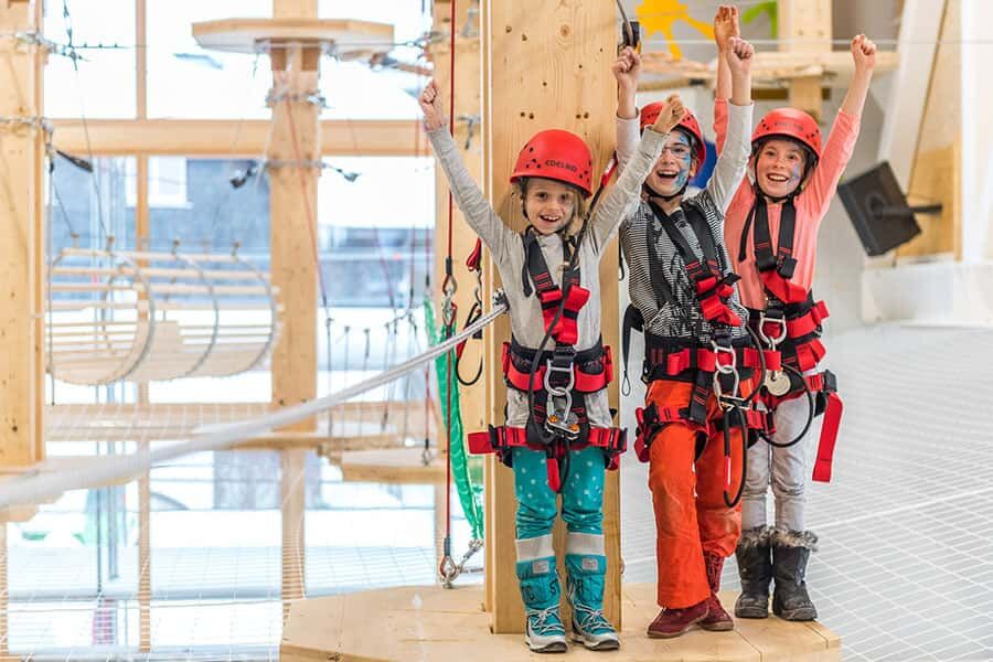 Mädchen auf dem Kletterparkur