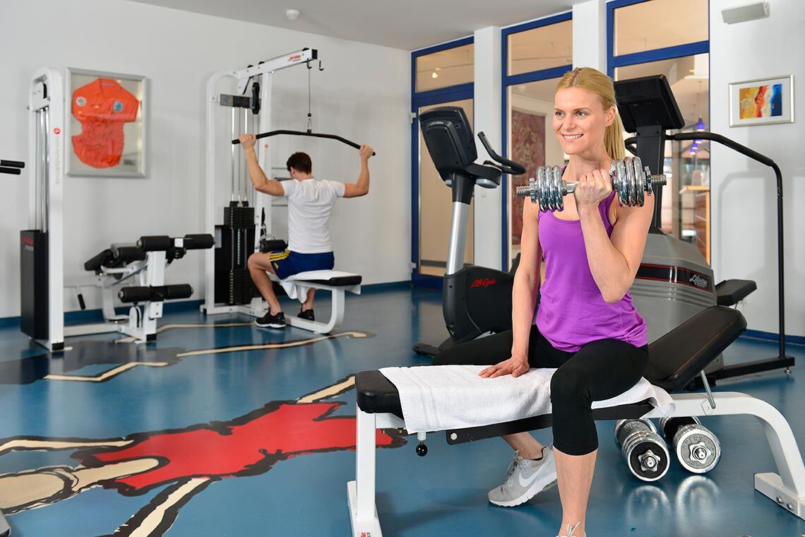 Parkhotel Adler Wellnesspavillon Training im Fitnessraum Gäste