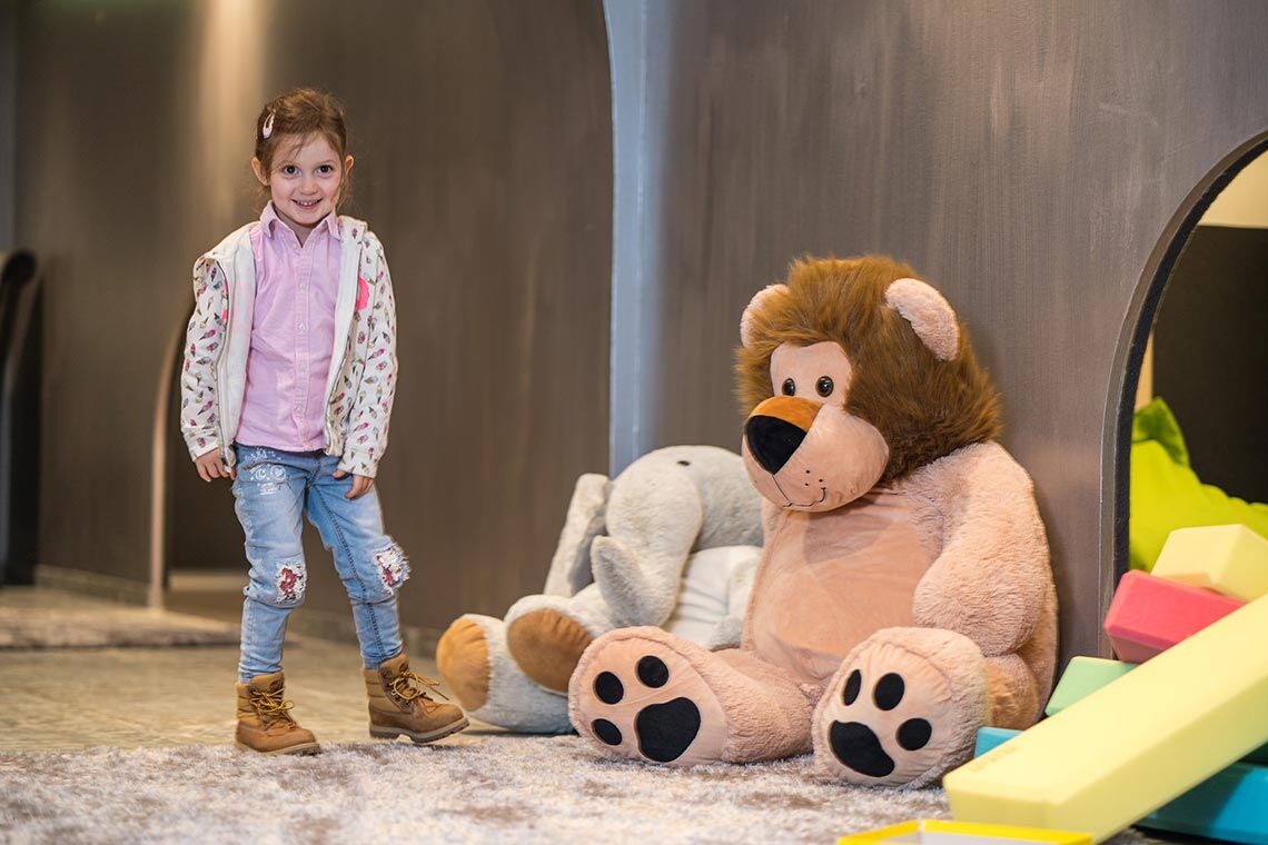 Parkhotel Adler Kinderspielbereich Indoor mit Mädchen stehend