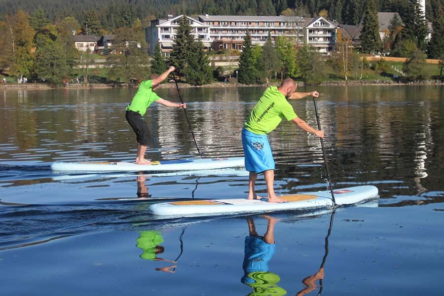 Zwei Männer beim Stand-up-Paddling auf dem Titisee