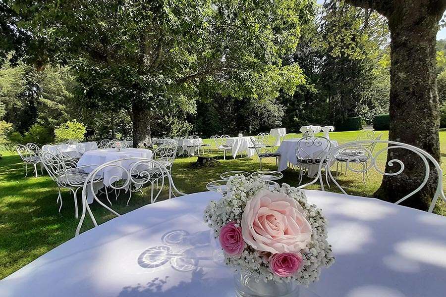 Summer wedding in the park