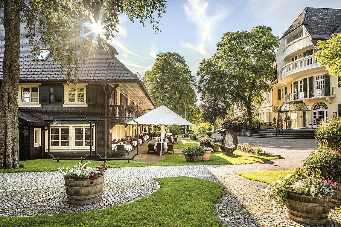 Parkhotel Adler Aussenansichten Schwarzwaldhaus und Haupthaus