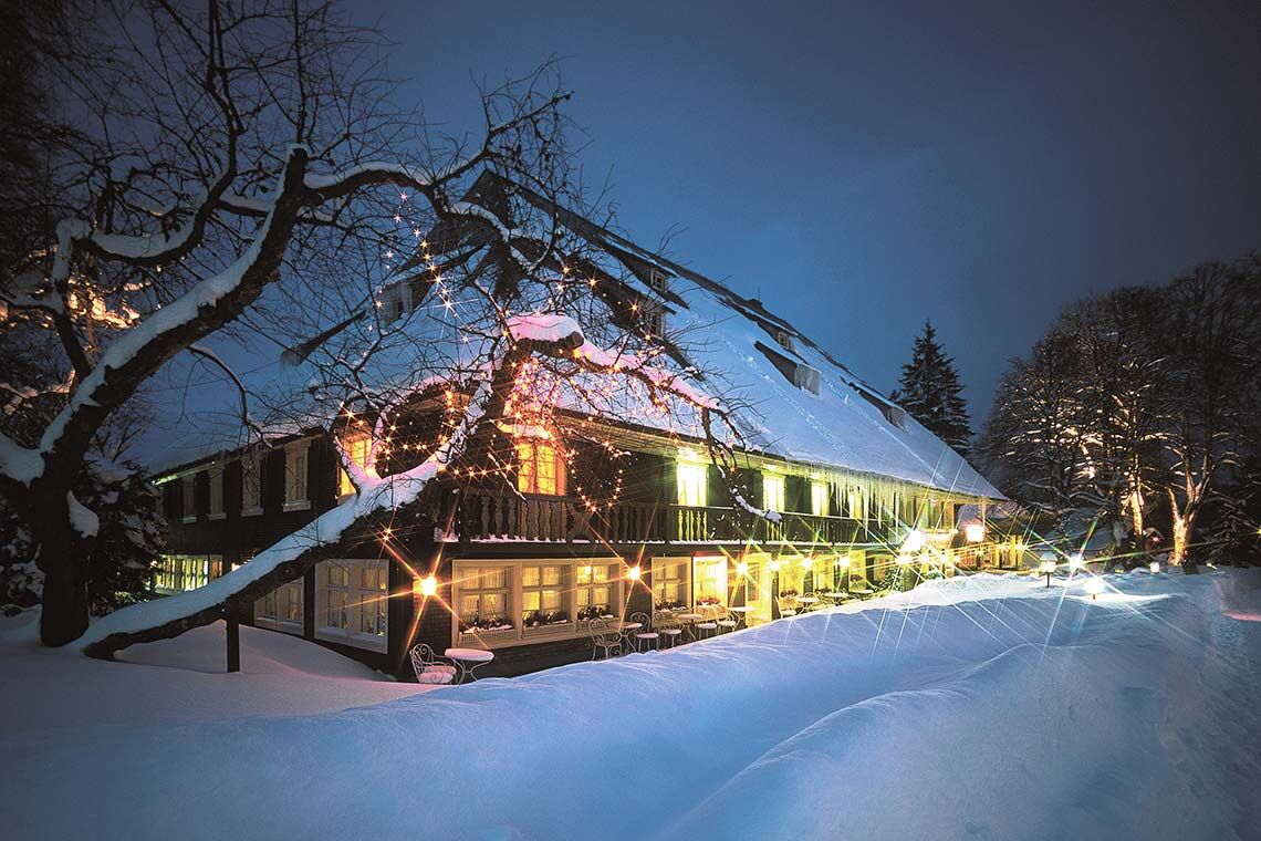 Parkhotel Adler Schwarzwaldhaus Winter Nacht